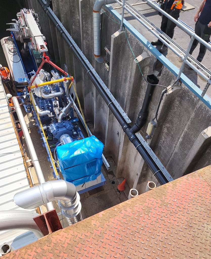 the-operator-is-able-to-montior-the-load-from-a-suitable-angle-thanks-to-the-wireless-remote