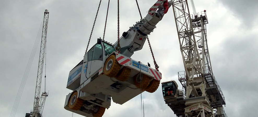 Valla mini crane drops in to support Underground extension