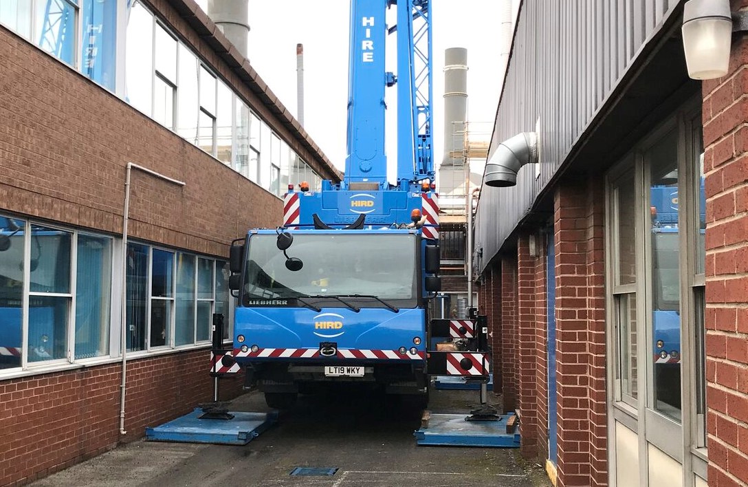 Tight squeeze for Hird mobile crane slashes cost of flue lift