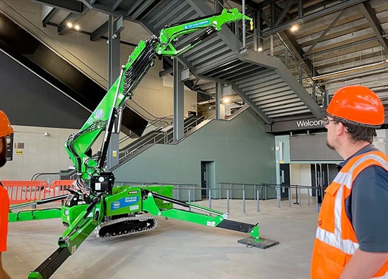 Hird completes a worlds first lift with Maedas latest crane MK3053C