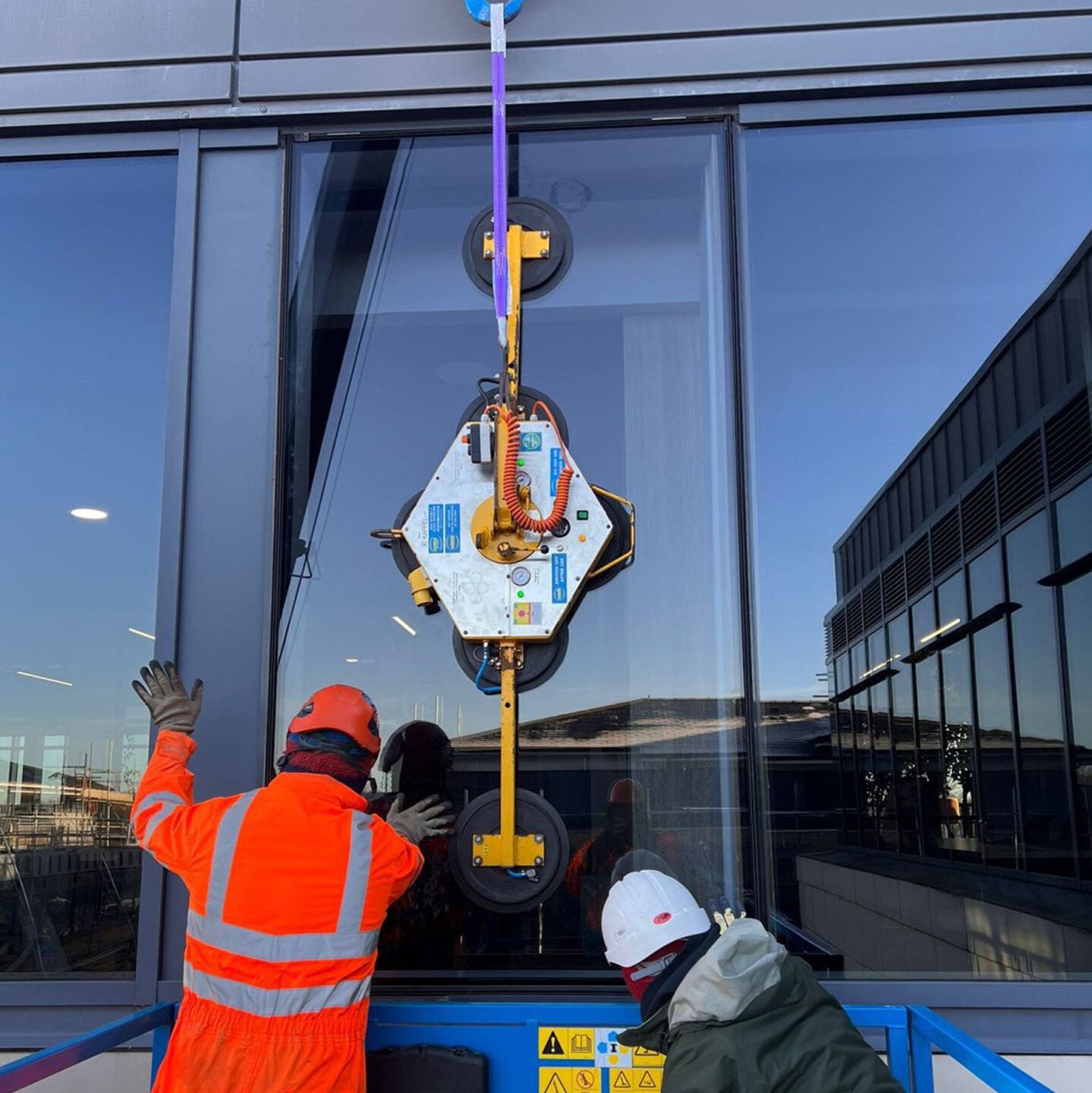 Genie 5390 Scissor lift - Maeda MC405C Mini crane - DSKZL2 Glass Vacuum - YORK 3