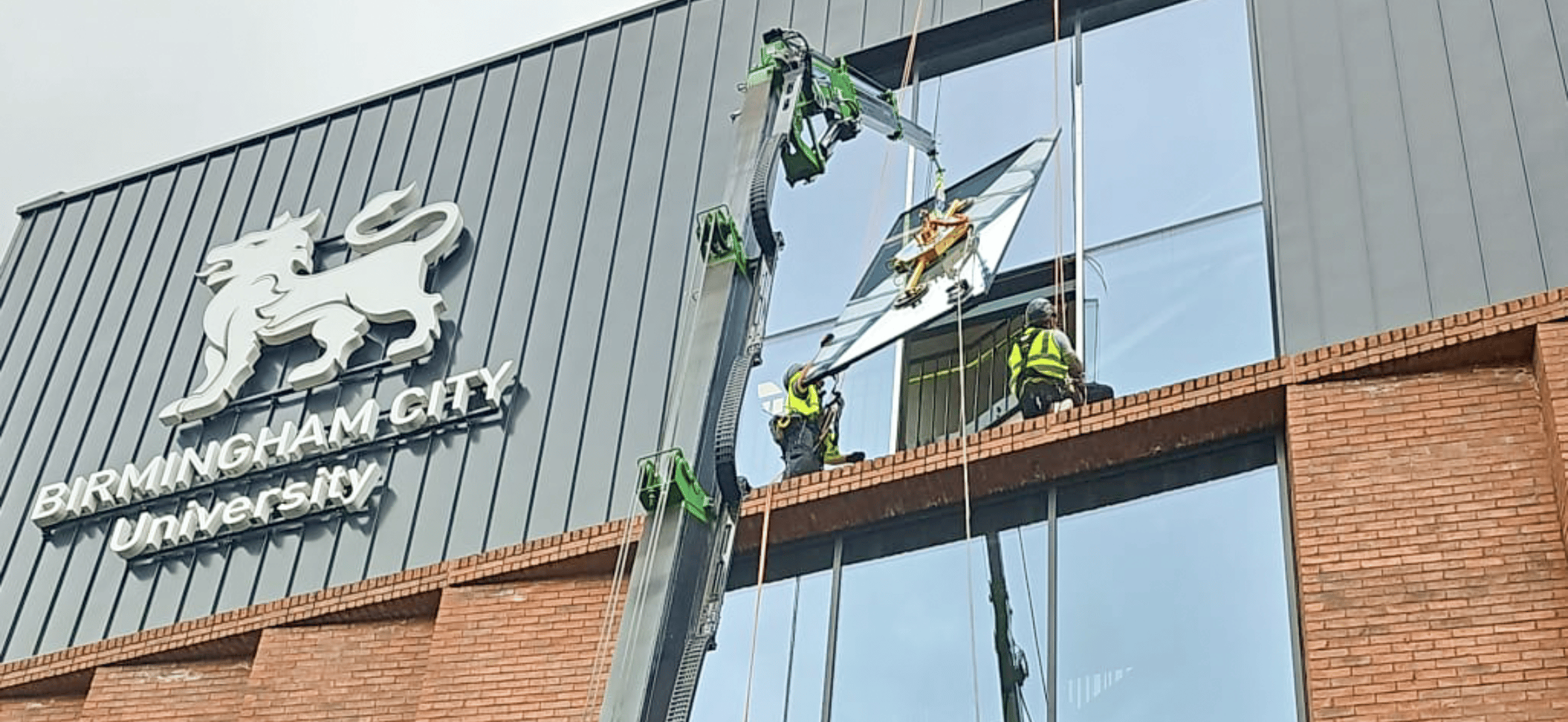 How a Maeda Spider Crane and Vacuum Lifter Simplify Glazing Installations
