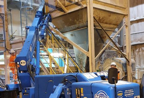 Mini crane lift at quarry demonstrates Maeda advantage