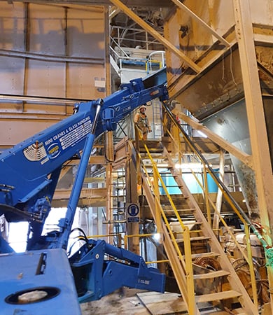 maeda mini crane position in a highly congested environments